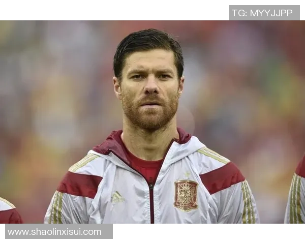 棕色长发足球球星展现赛场魅力领衔豪门之战燃情绿茵